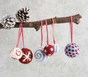 Christmas-Crafts-to-sell-Christmas-bauble-Needle-felt